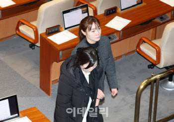 국힘, ‘尹탄핵 찬성’ 김예지 의원에 “탈당해라” 요구