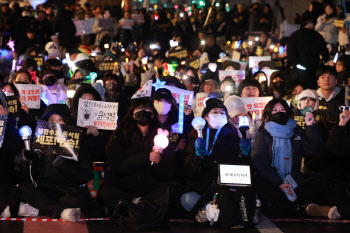 탄핵 가결 후 첫 평일 저녁, 촛불집회 계속..헌재 방면 행진