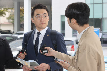 "붕어빵도 안 받아"…`코인 논란` 김남국, 징역 6월 구형에 울먹