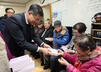 경로당·노숙인센터 찾은 복지차관…겨울철 한파 대책 점검