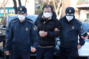 '건진법사' 구속영장 기각…法 "돈 받은 날짜·방법 등 확인 안돼"