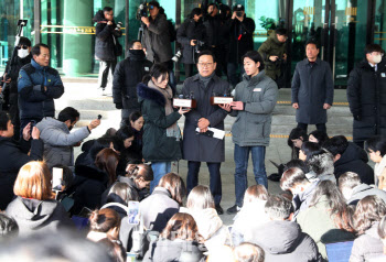 민주당 '尹 40년 지기' 석동현 변호사 고발예정…"내란 선전해"