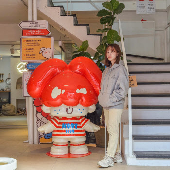"자아를 찾아 떠나는 여정의 안내자, 모모이"…몰랑이 작가 신작 선보여