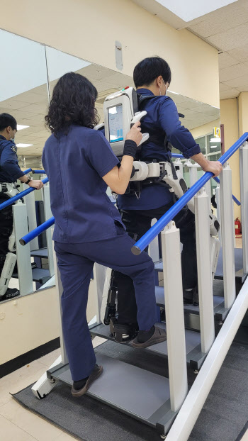 서울시 서북병원, '첨단 보행 재활 로봇'으로 맞춤형 치료