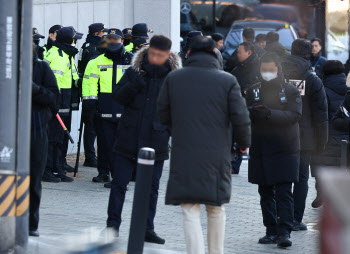 경찰의 금지 효력에 제동 건 법원…“尹 관저 앞 집회 연다”