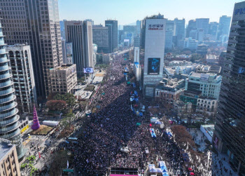 이번엔 여의도 아닌 광화문…전장 옮겨진 `대규모 주말집회`