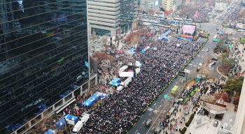 광화문에 집결한 시민들…"尹 파면하라"vs"尹 탄핵반대"