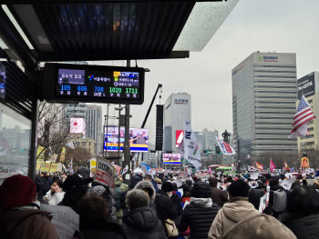 尹 탄핵 찬반집회에 130만명 운집…광화문 일대 교통 마비