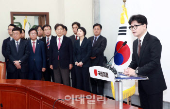 한동훈에 물병 던지고 “나가세요!” 녹취에…권성동 “가짜뉴스 대응할 것”