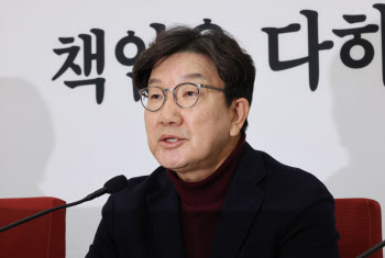 與권성동 "탄핵 심판 지연? 이재명 재판 지연은 왜 보도 안 하나"