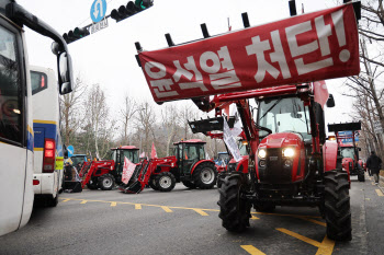 길 뚫은 ‘트랙터 시위’…농민 단체, 곧장 용산 尹 관저행