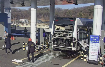 수소 충전 중 '펑!'…시내버스 폭발로 3명 부상