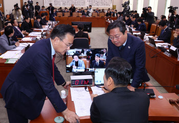 ‘내란 공범’ 발언 놓고 與野 신경전…국회 법사위, 정회