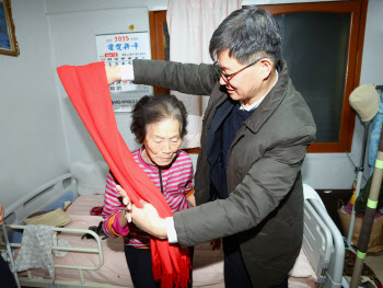 '어르신 산타' 이기일 복지부 차관…새벽 우유 배달