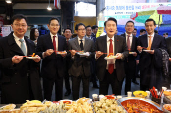 '떡볶이 먹방' 핫플도 尹가렸다.. 기업총수만 남아