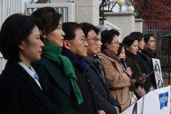 공수처 앞에서 기자회견 연 조국혁신당