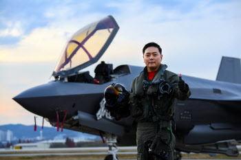 공군, F-35A 첫 '탑건' 배출…정시형 소령 대통령상