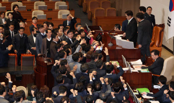 與는 누구를 원망해야 하나