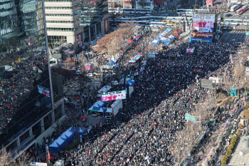 "내란은 이재명이" vs "끝까지 응징"..탄핵찬반 갈린 광화문 광장