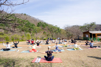 "새해엔 자연 속 요가, 명상으로 심신 회복하세요"