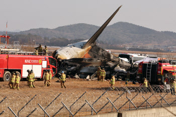  소방청 "무안공항 추락사고, 사망자 85명 확인"