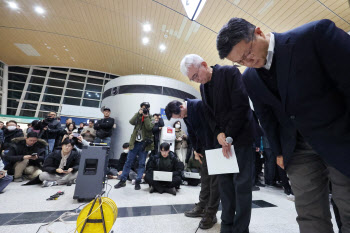 “이딴 식으로 기업 운영하나”…애경 부회장 만난 유족들 항의