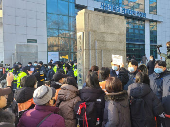 전장연 활동가, 서울대병원 시위 중 폭행 혐의로 연행