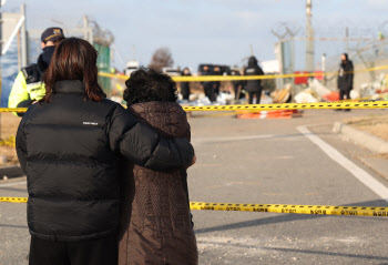 “내 새끼 어떡해”…참사 사흘째 무안공항은 여전히 눈물 바다