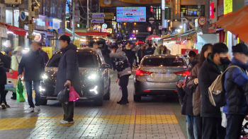 차량·사람 섞인 좁은 길…깨비시장 상인들 "예견된 사고"