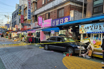 "브레이크 밟았는데 기억 안 나"…깨비시장 돌진 70대 입건