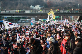 尹체포영장 두고 與 “도주우려 없다” vs 野 “빠른 집행”