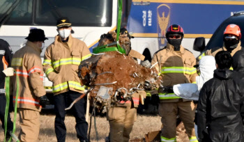 제주항공 참사...콘크리트 둔덕 파헤쳐 보니 나온 ‘이것’