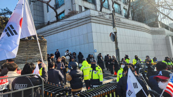 "죽을 각오로 尹 지킨다"…체포영장 소식에 관저 앞 긴장 고조