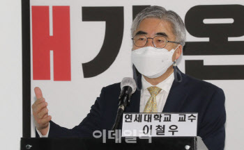 尹 ‘58년 우정’ 이철우 교수 “극우 수괴 될 줄은…”