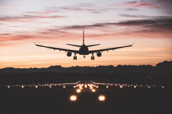 활주로 제설작업…청주공항 도착 항공편 2편 회항