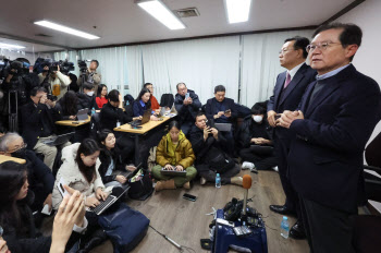 수사기관 빠지라는 尹측 "비상계엄, 법원·헌재서 가려야"