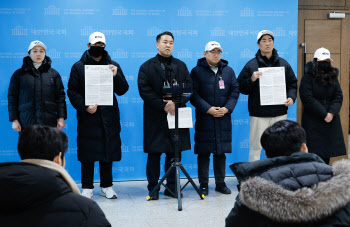 국회에 ‘백골단’ 들인 김민전, 논란 커지자 “기자회견 철회”