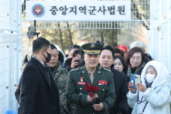 박 대령 판결문…해병대사령관, '이첩 중' 보고 50분 뒤 "중단하라"