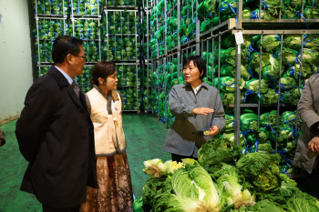 송미령 장관, 김치업체 찾아 "배추 수급안정 협조" 요청