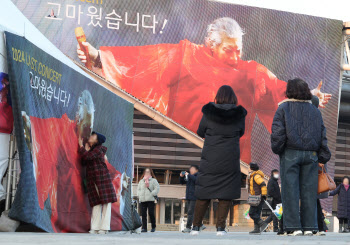 "입 닫고 그냥 가"vs"틀린 말 아닌데"...나훈아는 또 "잘 들어라"