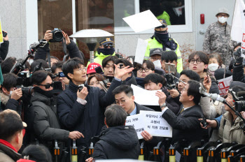 尹 체포 재시도 `초읽기`…한남동 관저, 고조되는 긴장감(종합)