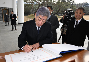 한국 오자마자…7년 만에 현충원 찾은 日 외무상