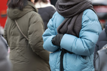 "발밑 조심하세요"…기온 급감하며 곳곳서 '빙판길'