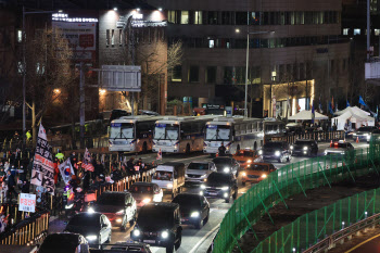 공수처 체포팀, 관저 앞 도착…대통령 체포 임박