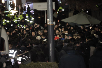 1차 저지선 통과만 1시간…`尹 체포` 격한 저항에 지연