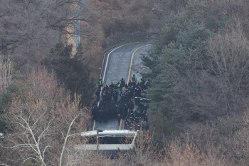 '尹체포 재집행' 3시간 만에 `2차 저지선`까지 돌파