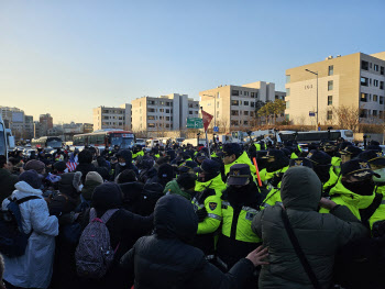 ‘尹 체포 가시화’ 눈물 바다된 한남동…도로 점거 시도도