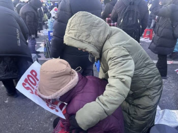 도로 드러눕고 오열…‘尹 체포’ 막겠다는 지지자들의 비명