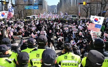 울고 눕고…`尹 체포`가 만든 아수라장, 과천 대이동 (종합)