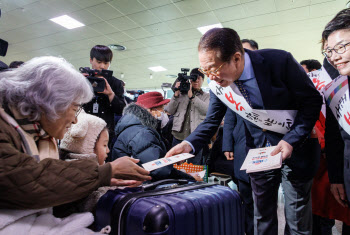 '내란성 장애' 시달리는 한국…“여야, 민심 어루만질 때”